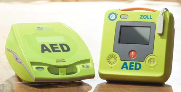 Deux modèles de défibrillateur Zoll AED Plus, boîtier vert et écran de guidage.